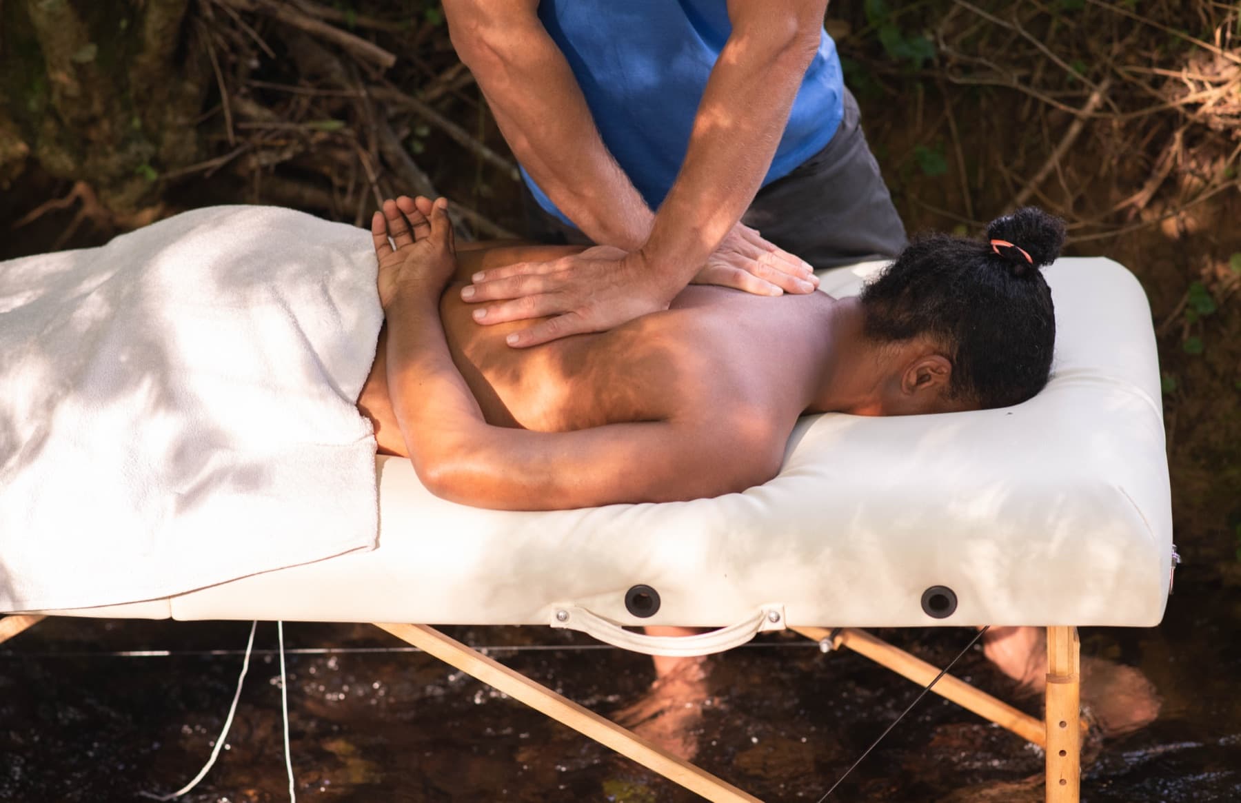 Séance Méthode TMS® en plein air, table de massage installée en pleine nature